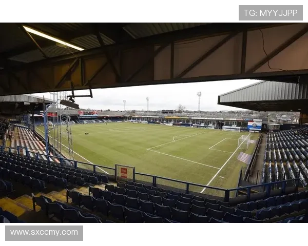 卢顿俱乐部在英超赛季开局迎战强敌，战术调整引发球迷热议